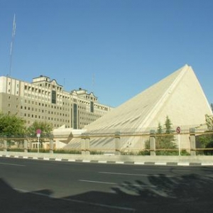 تصویر - هرمي بر بلنداي بهارستان ، نگاهی به ساختمان مجلس شورای اسلامی - معماری