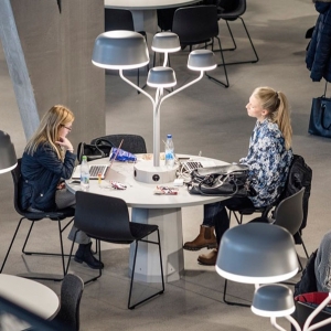 تصویر - طراحی خاص چراغهای قارچی شکل دانشگاه  Örebro سوئد - معماری
