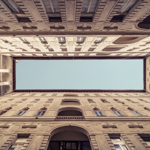 تصویر - تبدیل ساختمانهای 100 ساله به تونلهایی رو به آسمان - معماری