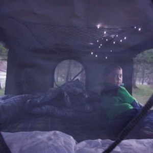 تصویر - پوسته سختی که به چادری برای خواب بر روی اتومبیل تبدیل می شود. - معماری