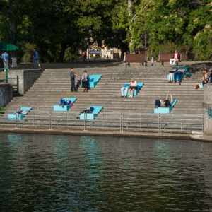 تصویر - نصب نیمکتهای رنگی بر روی پلکان مجاور رودخانه ای در لهستان  - معماری
