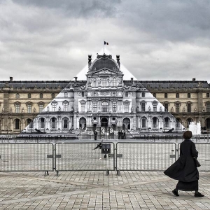 تصویر - مثل زخم روی صورت پاریس ، هرم لوور آنامورفیک شد. - معماری