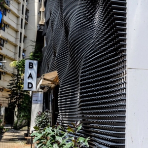 تصویر - مرکز فرهنگی Bad Cafe با پوسته ای خاص در نما ، اثر تیم معماری Nudes ، هند - معماری