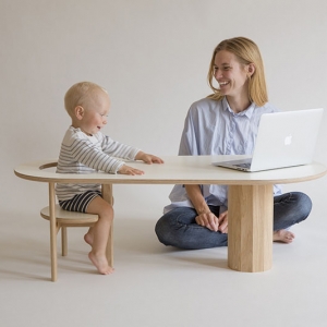 تصویر - میز چندمنظوره خاص برای نگهداری کودک و کتاب  - معماری