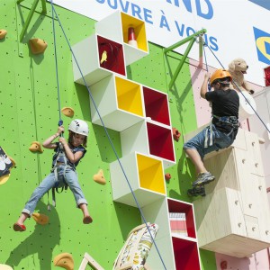 تصویر - جداره یک آپارتمان به مثابه دیوار کوهنوردی , اثر شرکت IKEA ، فرانسه - معماری