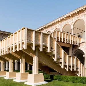 تصویر - پله های چوبی عظیم در محوطه دانشگاه میلان ایتالیا - معماری