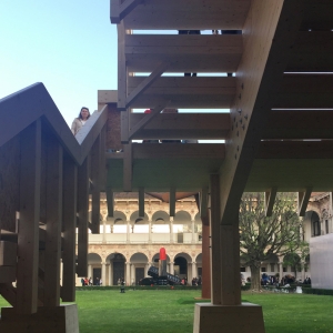 تصویر - پله های چوبی عظیم در محوطه دانشگاه میلان ایتالیا - معماری