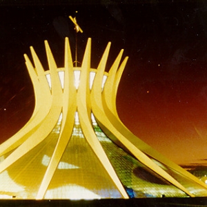 تصویر - کلیسای جامع برزیلیا ، اثر معماران Oscar Niemeyer ، برزیل - معماری