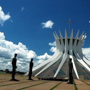 تصویر - کلیسای جامع برزیلیا ، اثر معماران Oscar Niemeyer ، برزیل - معماری