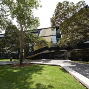 تصویر - ساختمان دانشکده حقوق پردیس Kensignton , اثر تیم طراحی Lyons , استرالیا - معماری