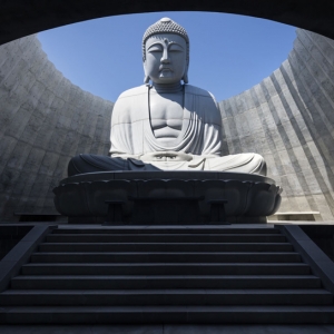 تصویر - تادائو آندو مجسمه غول پیکر بودای یک قبرستان ژاپنی را با گنبد و تپه احاطه کرد. - معماری