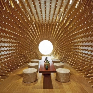 عکس - تبدیل یک اتاق مستطیل شکل به اتاق چای بیضی با 999 قطعه چوبی