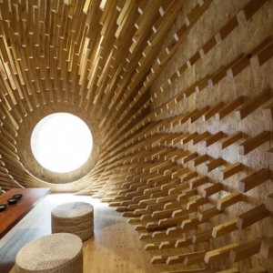 تصویر - تبدیل یک اتاق مستطیل شکل به اتاق چای بیضی با 999 قطعه چوبی - معماری