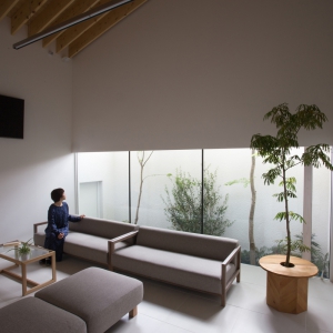 تصویر - اتاق های انتظار ،فضاهای پذیرش و حیاط ها:43 نمونه قابل توجه از معماری فضاهای بیمارستان - معماری