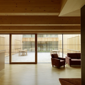 تصویر - اتاق های انتظار ،فضاهای پذیرش و حیاط ها:43 نمونه قابل توجه از معماری فضاهای بیمارستان - معماری