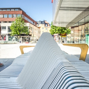 تصویر - طراحی نیمکتی به طول 65 متر در میدانی در سوئد - معماری