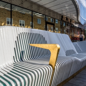 تصویر - طراحی نیمکتی به طول 65 متر در میدانی در سوئد - معماری