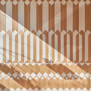 تصویر - طراحی داخلی کافی شاپ با دو رنگ متفاوت چوب - معماری