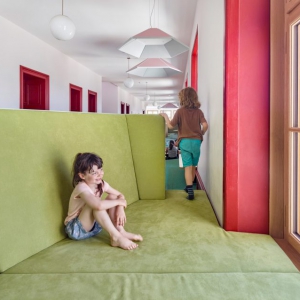تصویر - تبدیل راهروهای مدرسه ای در سوئیس به فضایی آموزشی و جذاب - معماری