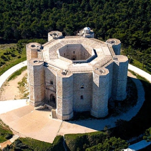 عکس - قلعه ی دل مونته ( Castel del Monte ) , شاهکار معماری ایتالیا