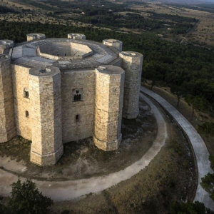 تصویر - قلعه ی دل مونته ( Castel del Monte ) , شاهکار معماری ایتالیا - معماری