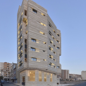 تصویر - ساختمان مسکونی آوینی , اثر دفتر معماری هرم , قم - معماری