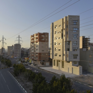 تصویر - ساختمان مسکونی آوینی , اثر دفتر معماری هرم , قم - معماری