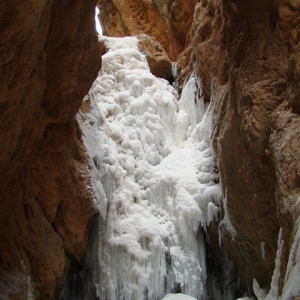 تصویر - آبشار زیبای مُجـِن , یکی از پر هیجان‌ترین و جذاب‌ترین آبشارهای ایران - معماری