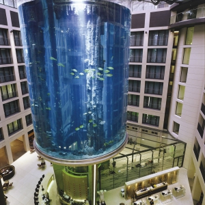 تصویر - آکواریوم آسانسوری AquaDom , اثر معمار Sergei Tchoban , برلین - معماری