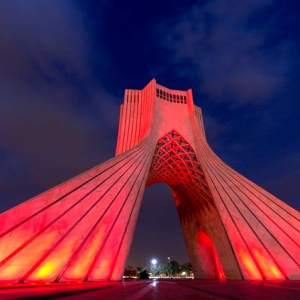 تصویر - قرمز شدن برج آزادی همزمان با روز جهانی هموفیلی - معماری