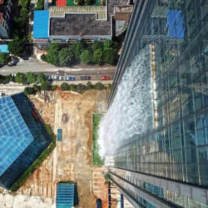تصویر - بلندترین آبشار مصنوعی جهان بر روی یک آسمانخراش در چین - معماری