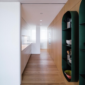 تصویر - طراحی قابل توجه طبقات و شلف ها در آپارتمانی در اسپانیا - معماری