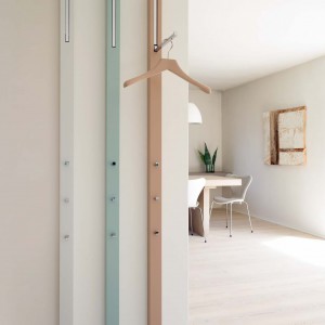 تصویر - آویز عمودی Coat rack ، اثر تیم طراحی Apartment 8 - معماری