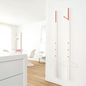 تصویر - آویز عمودی Coat rack ، اثر تیم طراحی Apartment 8 - معماری