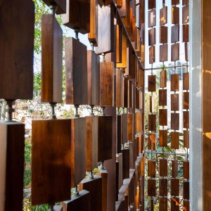 تصویر - صفحه خاص چوبی بکاررفته در نمای ساختمانی در بنگلور هند - معماری
