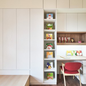 تصویر - وایت برد کشویی ویژگی اصلی طراحی اتاق کودک در این آپارتمان  - معماری
