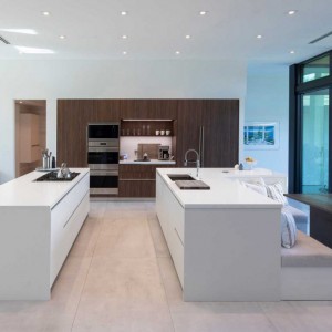 تصویر - جزیره L شکل آشپزخانه ،راهی خلاقانه برای گنجاندن صندلی و میز  - معماری