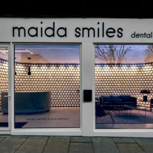 تصویر - طراحی کلینیک دندانپزشکی با الهام از ایمپلنت های سرامیکی دندان - معماری