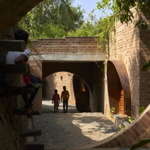 تصویر - سکونتگاه چندمنظوره Subterranean Ruins ، اثر تیم طراحی A Threshold , هند - معماری