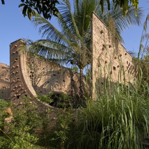 تصویر - سکونتگاه چندمنظوره Subterranean Ruins ، اثر تیم طراحی A Threshold , هند - معماری