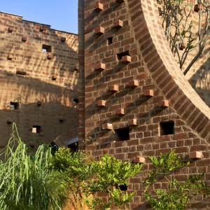 تصویر - سکونتگاه چندمنظوره Subterranean Ruins ، اثر تیم طراحی A Threshold , هند - معماری