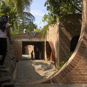 تصویر - سکونتگاه چندمنظوره Subterranean Ruins ، اثر تیم طراحی A Threshold , هند - معماری