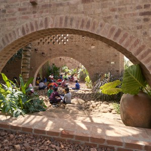 تصویر - سکونتگاه چندمنظوره Subterranean Ruins ، اثر تیم طراحی A Threshold , هند - معماری