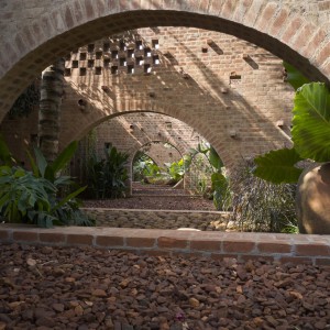 تصویر - سکونتگاه چندمنظوره Subterranean Ruins ، اثر تیم طراحی A Threshold , هند - معماری