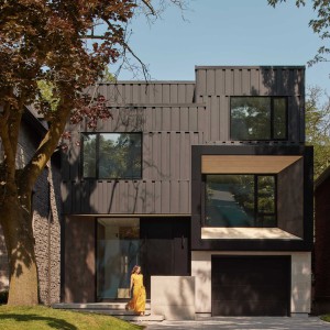 تصویر - طراحی فضای تمرین بسکتبال در دل خانه مسکونی ،کاری از Studio Lau ، کانادا - معماری