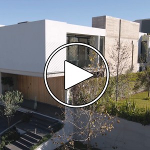 عکس - Casa 52 در زاپوپان | معماری Firmus Living با هارمونی طبیعت و رنگ‌های خنثی