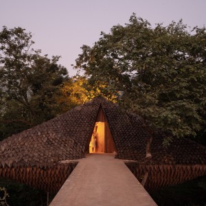 تصویر - خانه پل ، تجربه‌ای معمارانه میان زمین و آسمان ، اثر Wallmakers ، هند - معماری