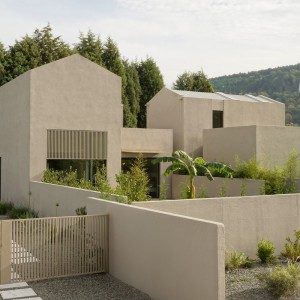 عکس - خانه KLEE در ساپانجا؛ هم‌نشینی ارگانیک حجم‌ها در بستر طبیعت ، اثر the | work