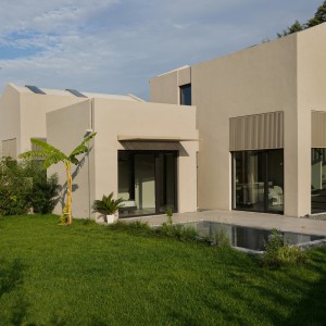 تصویر - خانه KLEE در ساپانجا؛ هم‌نشینی ارگانیک حجم‌ها در بستر طبیعت ، اثر the | work - معماری