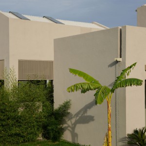 تصویر - خانه KLEE در ساپانجا؛ هم‌نشینی ارگانیک حجم‌ها در بستر طبیعت ، اثر the | work - معماری